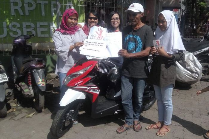 Sepeda motor dari Yayasan Cinta NKRI untuk keluarga Alvin.