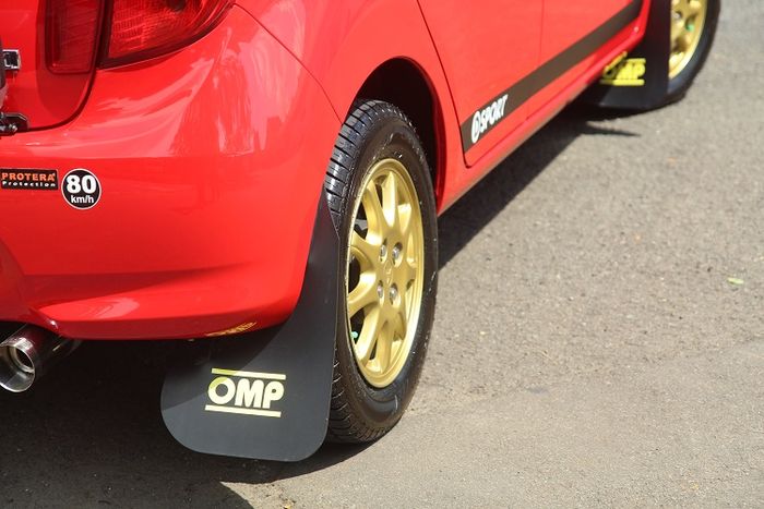 Mudflap OMP sebagai syarat gaya rally dan pelek OEM Mitsubishi Lancer GTi