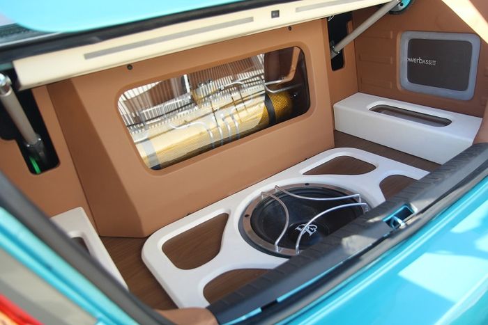 Bagasi dipenuhi piranti audio dan tangki air sus