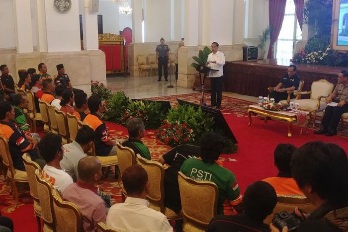 Presiden Jokowi saat menjamu para sopir di Istana Negara