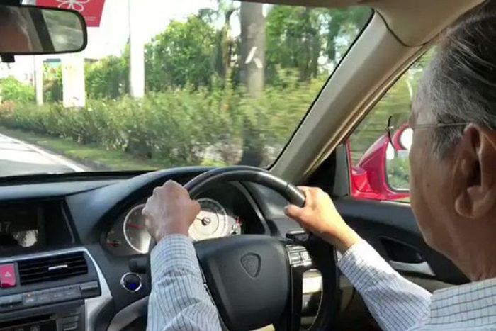 Mahathir Mohamd, Perdana Menteri Malaysia masih menyetir mobil sendiri