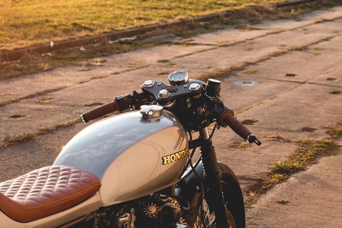 Honda CB500 Four cafe racer berkelir Silver Tempest ala Bentley