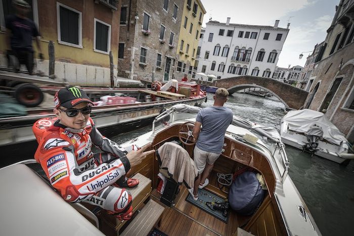 Jorge Lorenzo jalan-jalan ke Venice jelang MotoGP Italia