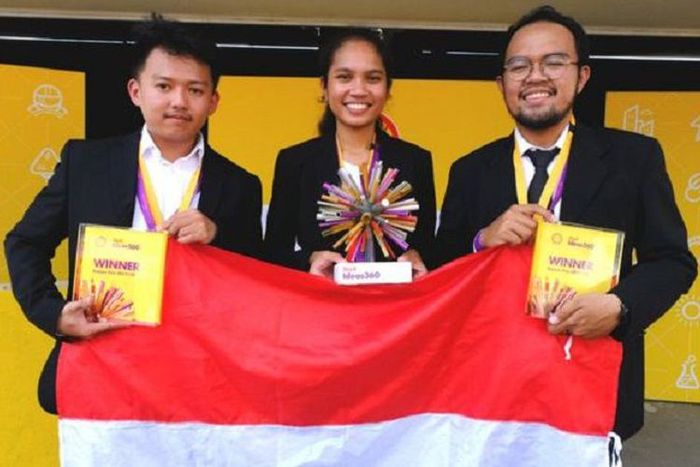 Tiga mahasiswa UGM yang berhasil menyabet gelar juara dalam ajang lomba inovasi teknologi yang disel