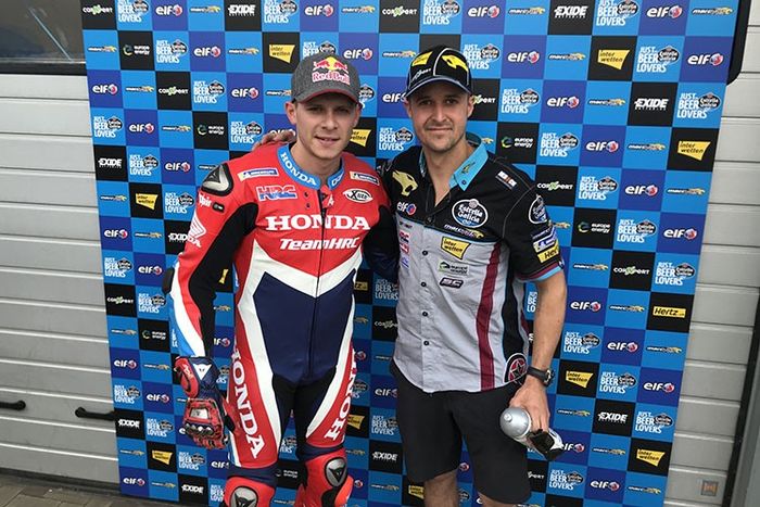 Stefan Bradl (kiri) akan berjuang di MotoGP Jerman bersama Tom Luthi sebagai teman satu timnya