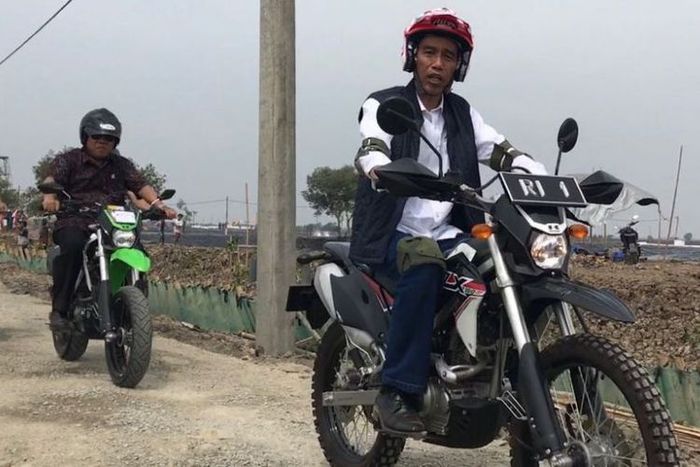 Presiden Joko Widodo mengendarai motor trail Kawasaki KLX 150 meninjau lokasi tambak udang dan ikan 