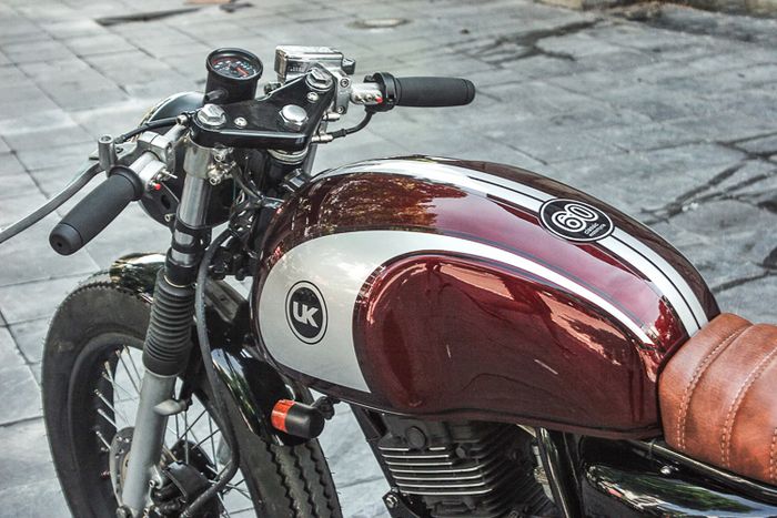 Tangki berukuran besar masih cocok untuk desain cafe racer