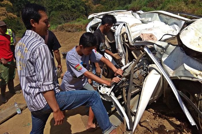 Kecelakaan Honda CR-V di Magetan, Jatim (13/10/2018). Empat linggis bengkok saat selamatkan wanita di dalamnya