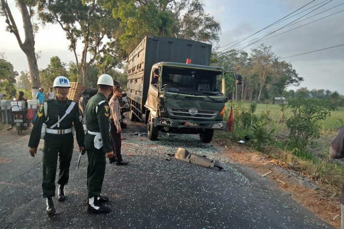 Truk pengangkut amunisi Pindad yang mengalami kecelakaan di Jalan Raya Kediri-Blitar, Selasa (16/10/