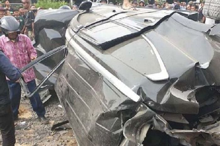 Sebuah Mitsubishi Pajero Sport hancur tertabrak kereta
