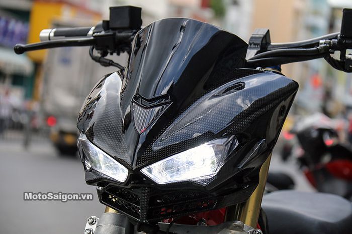 Headlampnya mirip dengan Yamaha R3/25 namun dengan ukuran mini