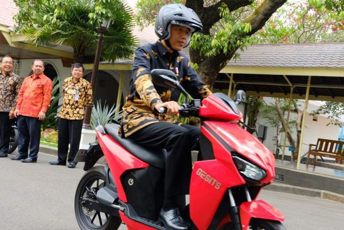 Presiden Joko Widodo menjajal motor listrik Gesits di Istana Kepresidenan, Jakarta, Rabu (07112018).