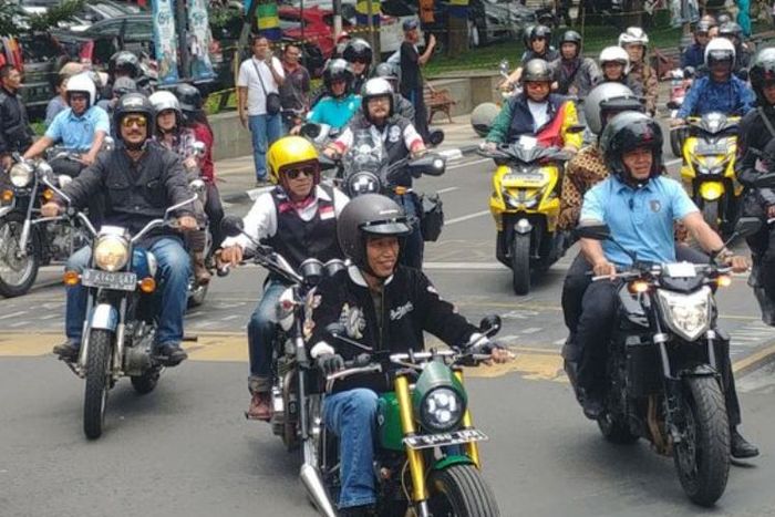 Lampu motor custom milik Presiden Joko Widodo terlihat menyala saat riding di Bandung, Minggu (11/11/2018)