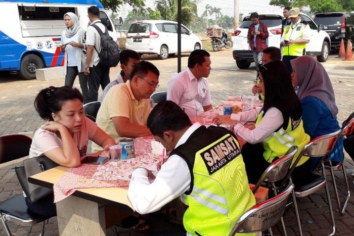 Sejumlah penunggak pajak mengurus pembayaran saat terkena razia di daerah Penjaringan, Jakarta Utara