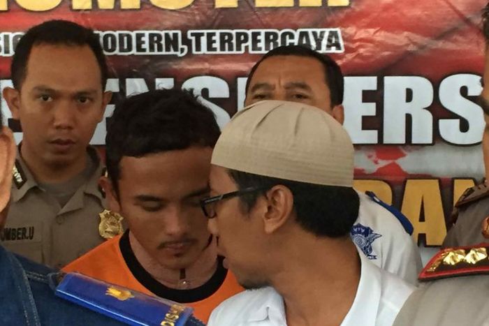 Polres Metro Tangerang menetapkan sopir pikap yang terbalik di Cipondoh, Rizki Fahmi Adzim (20), sebagai tersangka. Rizki dikenakan Pasa 310 ayat 3 dan 4 juncto Pasal 160 ayat 1 juncto Pasal 137 ayat 4 Undang-Undang Nomor 22 Tahun 2009 dengan ancaman pidana penjara enam tahun, Rabu (28/11/2018). (KOMPAS.com/DAVID OLIVER PURBA) 