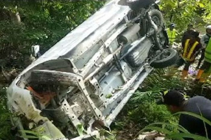 Sebuah minibus terjungkal dan tertahan di bibir jurang, sopir dan 6 penumpangnya dievakuasi ke rumah