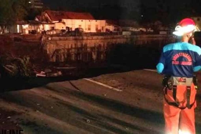 Sebagian badan Jalan Raya Gubeng di Surabaya, Jawa Timur, ambles pada Selasa (18/12/2018) malam.(SURYA.co.id/FATIMATUZ ZAHROH) 