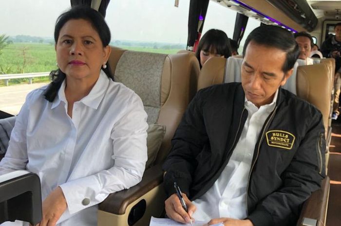 Presiden Joko Widodo dan Ibu Negara Iriana saat menumpang Bus Damri. Jokowi dan rombongan menjajal jalur tol Trans Jawa dari Surabaya hingga Semarang, Rabu (20/12/2018).(Istimewa)