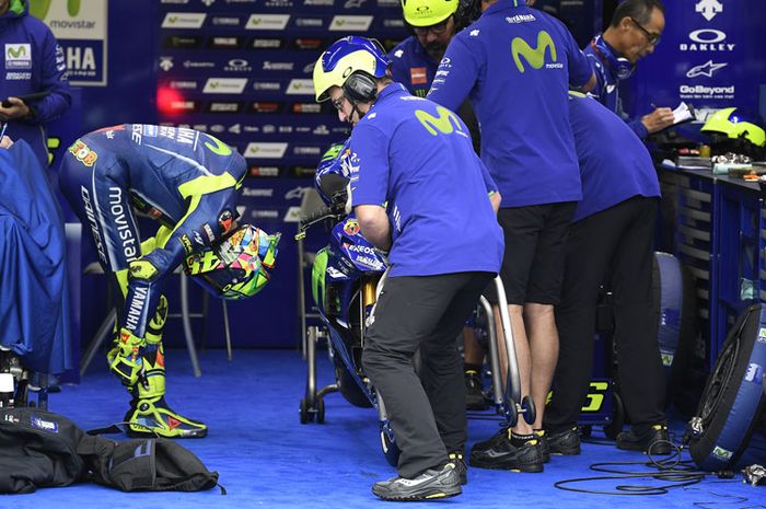 Salah satu ritual Valentino Rossi selain berjongkok di samping motor