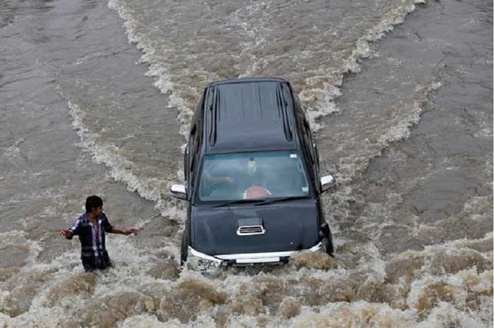 Mobil menerobos banjir