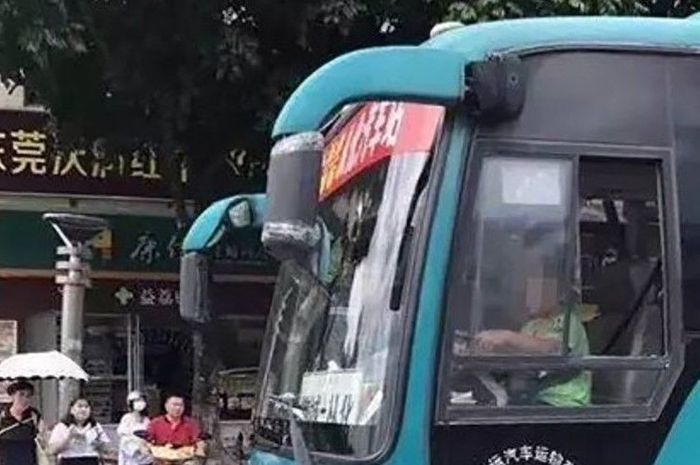 Seorang bocah berusia 12 tahun berhasil mencuri sebuah bus dan dibawa keliling kota sejauh 10 km.
