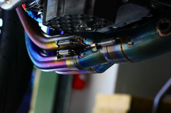 Warna knalpot titanium