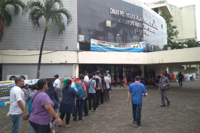 Masyarakat mengantre di kantor Samsat Jakarta Timur