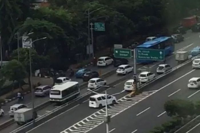 Sejumlah mobil terekam sedang memasuki tol lingkar dalam Jakarta dari pintu keluar