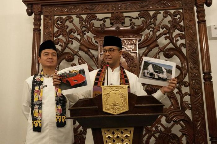 Gubernur DKI Jakarta Anies Baswedan menunjukkan model mobil Lamborgini tipe Aventador yang menunggak pajak. 