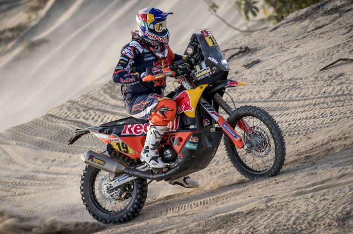 Antoine Meo saat menaiki bukit pasir tinggi di Bolivia