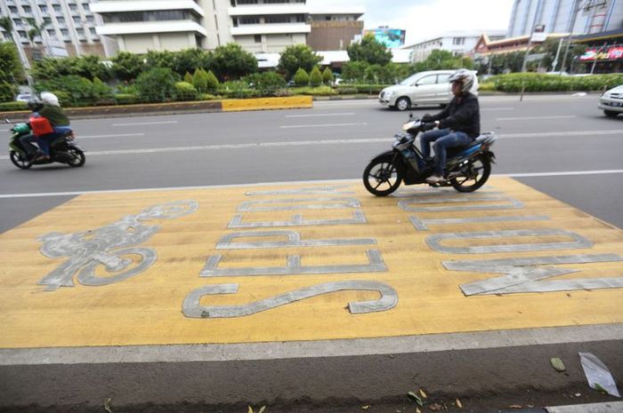 Pengendara sepeda motor wajib melintas di Jalan MH Thamrin