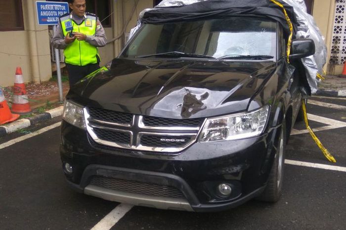 Dodge Journey yang menabrak  pesepeda di Gatot Subroto
