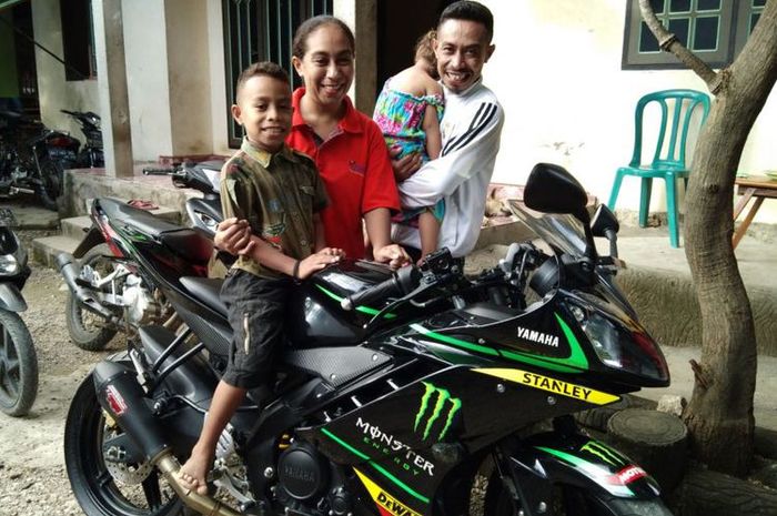 Rivaldy Elvans Krisna Sopbaba sedang berada di motor dan berposes bersama kedua orang tua dan adiknya
