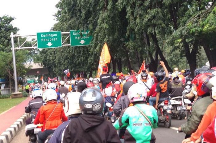 Jakmania konvoi menuju Balai Kota DKI Jakarta