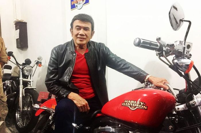 Rhoma Irama dapat saweran berupa motor gede Harley Davidson