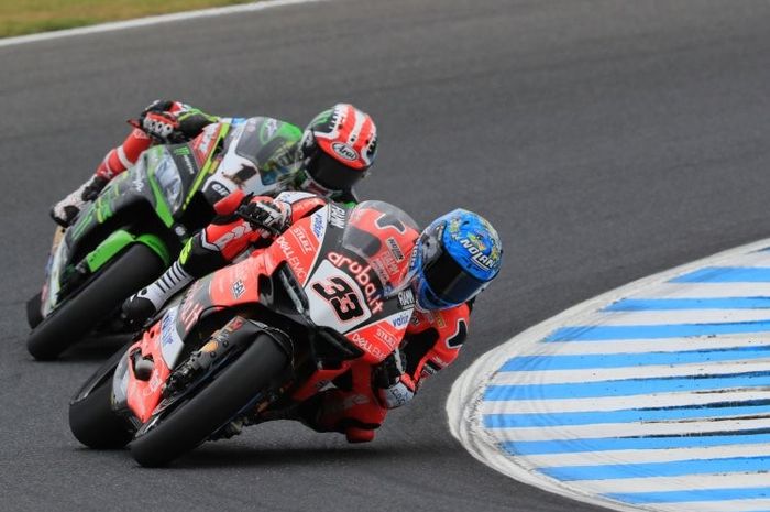 Jonathan Rea (belakang) kembali dikalahkan Marco Melandri