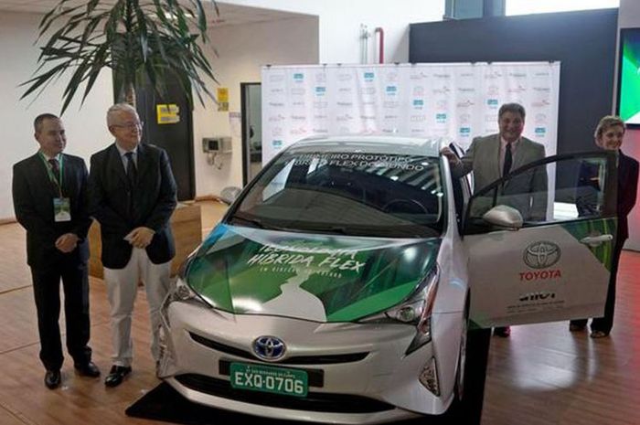 Prototipe Toyota Prius Hybrid berbahan bakar etanol