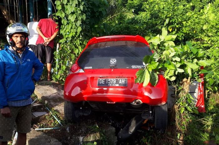 Mobil Honda Brio yang dikendarai anggota DPRD Kabupaten Maluku Tengah mengalami kecelakaan di kawasa