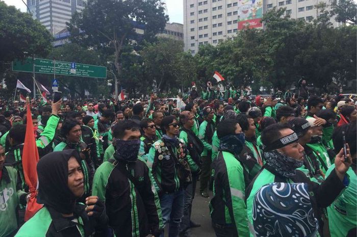 Driver ojek online melakukan demo