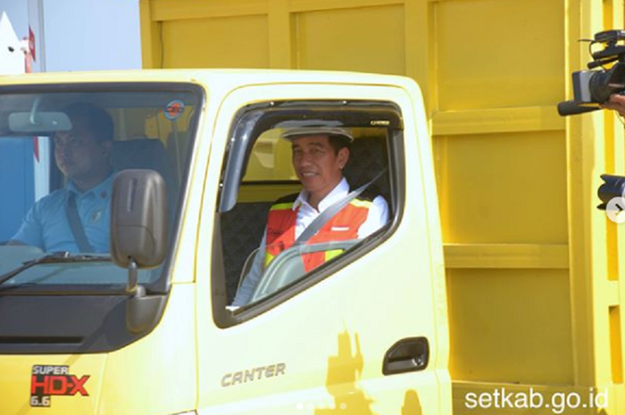 Presiden Joko Widodo naik truk Mitsubishi Fuso saat peresmian jalan tol Ngawi-Kertosono 