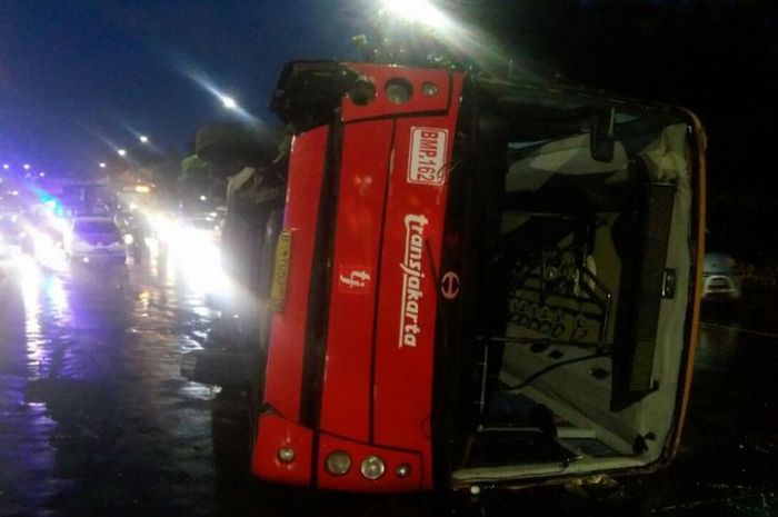 Transjakarta terguling mengakibatkan 10 penumpang terluka