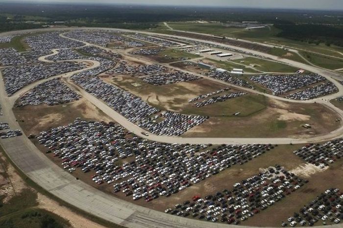 jejeran mobil bekas dampak badai Harvey