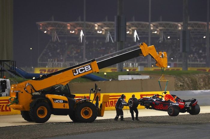 Mobil Daniel Ricciardo diangkut setelah tidak bisa dijalankan