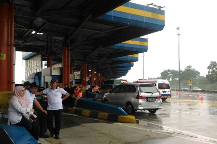 Gerbang Tol Cimanggis Utama di Jalan Tol Jagorawi