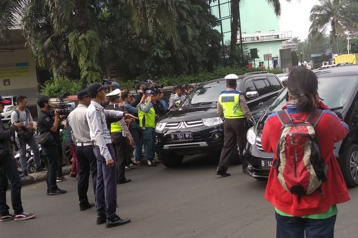 Mobil pejabat yang menggunakan pelat nomor RF sempat dihentikan petugas di tol Cibubur