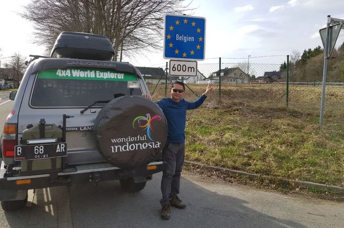 Sunny Ruslie berpose di salah satu daerah di Eropa yang dilintasi dalam perjalanan ekspedisi keliling dunia tim Happy Go Lucky