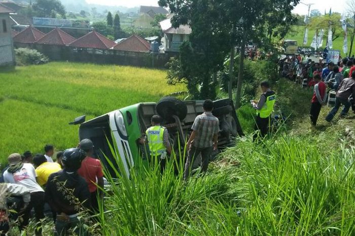 Bus Pariwisata yang terguling akibat nggak kuat nanjak di jalan menuju Telaga Sarangan, Magetan Jawa Timur