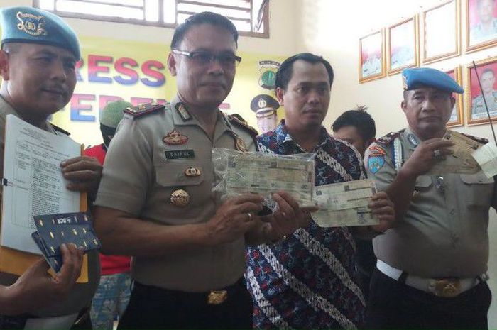 Barang bukti penangkapan pelaku pemalsuan STNK Palsu