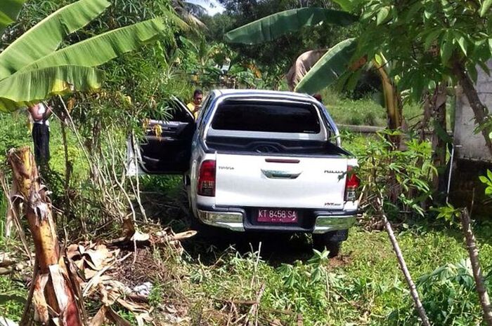 Mobil double cabin milik Kepala Dinas Pendidikan Kabupaten Nunukan Jaya Martom yang tiba ti