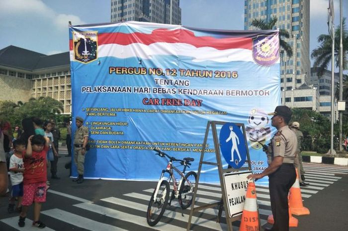 Banner berisi larangan pelaksanaan kegiatan partai saat CFD